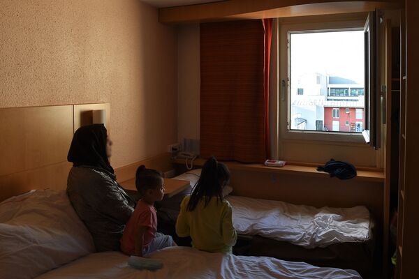 フランス・パリのホテルへ滞在するアフガニスタンからの避難民とその子ども - Sputnik 日本