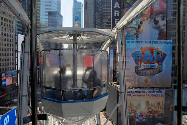 タイムズスクエアに設置された観覧車に乗る観光客 - Sputnik 日本