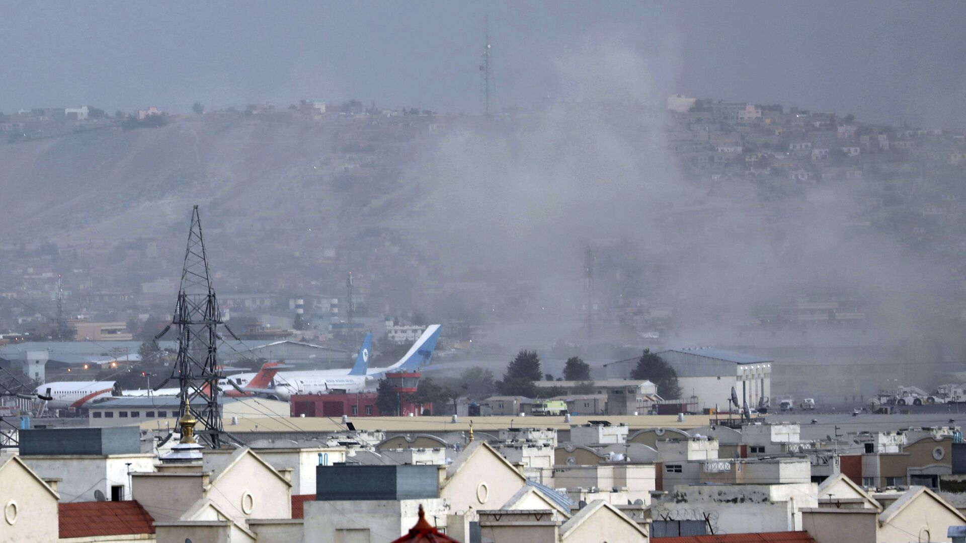 Дым от взрыва возле аэропорта в Кабуле, Афганистан - Sputnik 日本, 1920, 05.02.2022