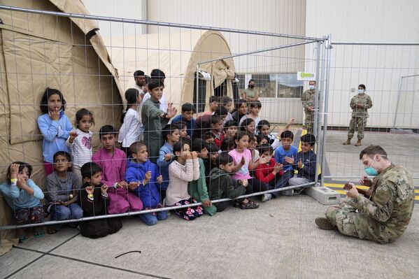 ドイツのラムシュタイン米空軍基地で、アフガニスタンから避難してきた子どもたちにギターを演奏する米軍兵士 - Sputnik 日本