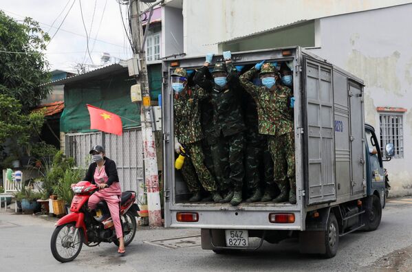 ベトナム・ホーチミンで、ロックダウン（都市封鎖）が実施されている区域へ食料を配達にする兵士ら - Sputnik 日本