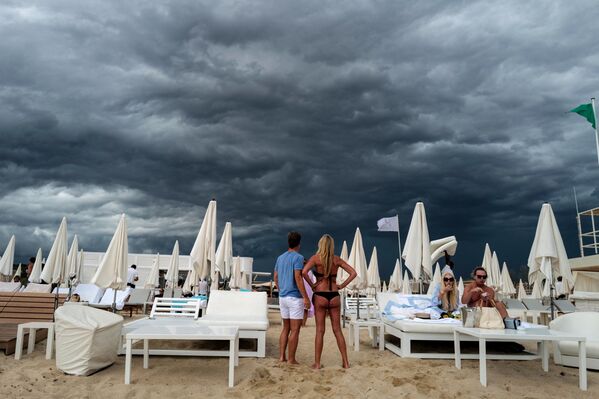 フランス・ラマチュエルのビーチで、暗くなった空を見る人々 - Sputnik 日本