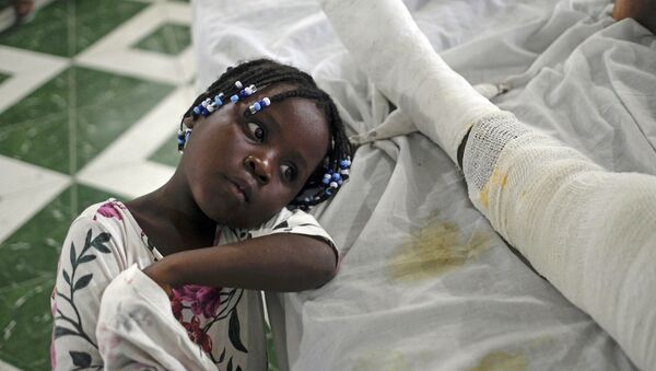 Юнаика в больнице рядом со своей матерью, пострадавшей в результате землетрясения  Ле-Ке, Гаити - Sputnik 日本
