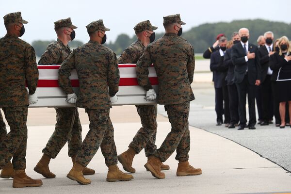 米デラウェア州のドーヴァー米軍基地に到着した遺体に敬意を表するジョー・バイデン大統領 - Sputnik 日本