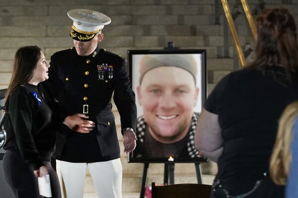 米ユタ州の州議会議事堂で行われた追悼式で、爆破テロで死亡した海兵隊員のテイラー・フーバー幕僚軍曹の家族に付き添う海兵隊員 - Sputnik 日本