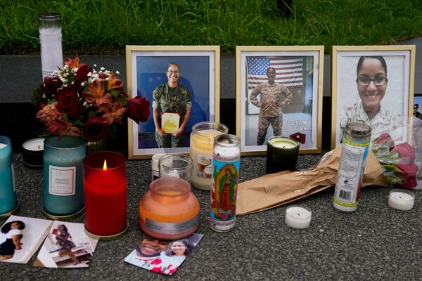 米バージニア州アーリントンの合衆国海兵隊戦争記念館に置かれた、爆破テロで死亡した海兵隊員のジャニー・ロザリオ・ピチャルド軍曹の写真 - Sputnik 日本