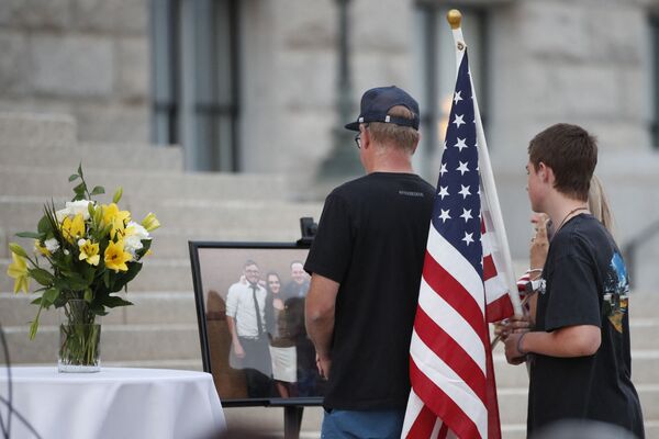 米ユタ州の州議会議事堂で行われた追悼式で、爆破テロで死亡した海兵隊員のテイラー・フーバー幕僚軍曹の写真の前に立つ人々 - Sputnik 日本