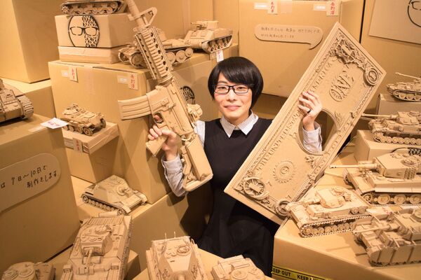 東京で開催された展示会で、自身の作品を持ってみせる大野萌菜美さん - Sputnik 日本