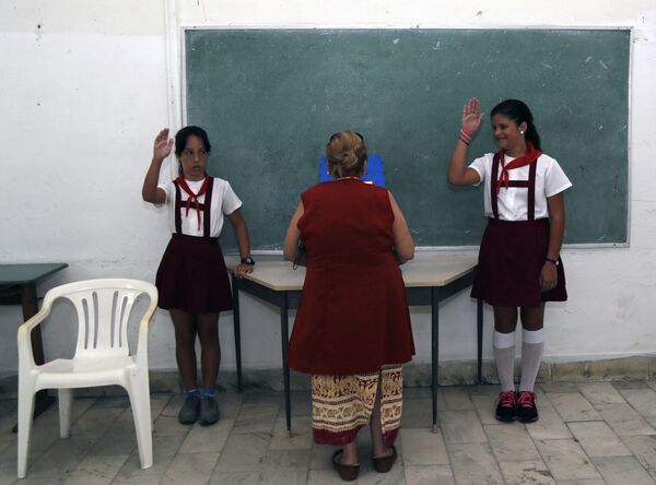 キューバ・ハバナの学校で女性に敬礼する児童ら - Sputnik 日本