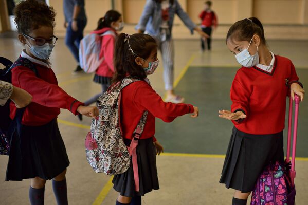 スペイン・パンプローナで、学校に入る前に列に並ぶ児童ら - Sputnik 日本