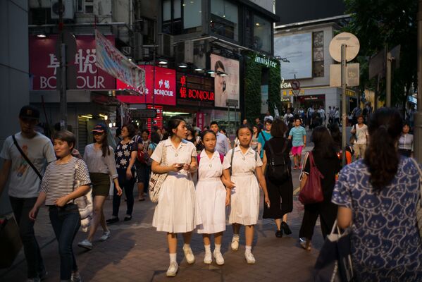 香港の路上を歩く女子生徒ら - Sputnik 日本