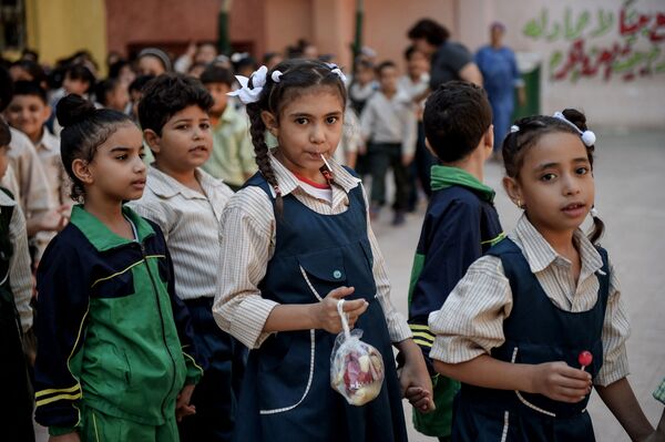エジプト・カイロ郊外の学校で、中庭に並ぶ児童ら - Sputnik 日本