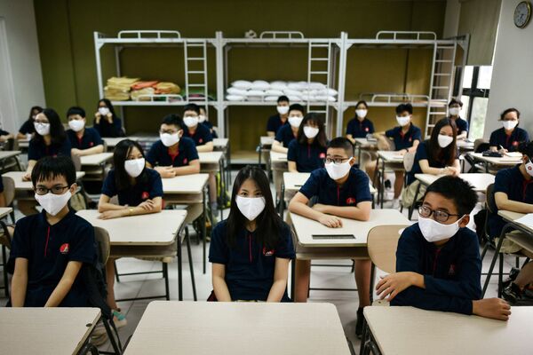 ベトナム・ハノイの学校で、マスクを着用して着席する生徒ら - Sputnik 日本