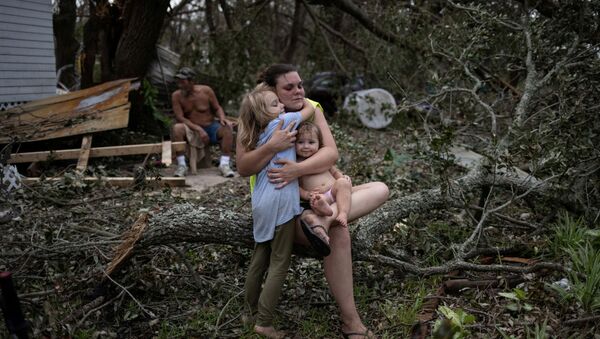Семья у разрушенного дома после прохождения урагана Ида в штате Луизиана  - Sputnik 日本