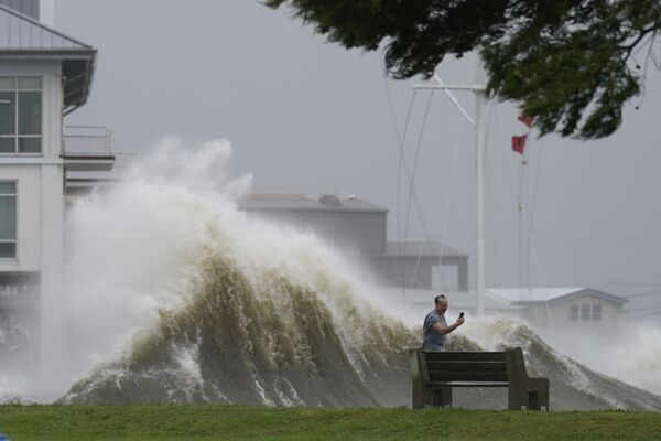 米ルイジアナ州ニューオーリンズで、ハリケーン「アイダ」の影響で高波が押し寄せる様子を撮影する男性 - Sputnik 日本