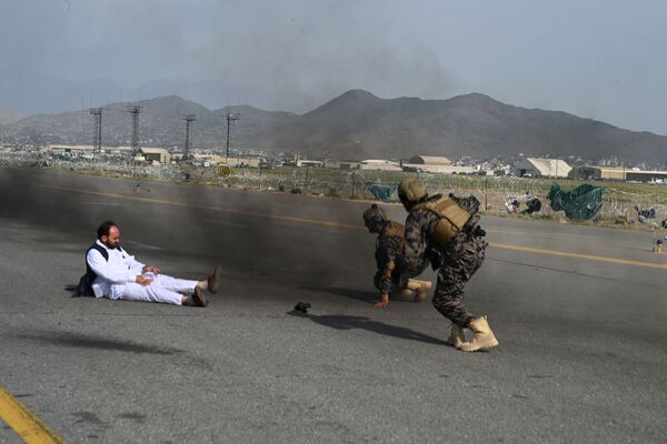 アフガニスタンのカブール空港で、車両から転落して起き上がるジャーナリストとタリバンのバドリ313部隊 - Sputnik 日本