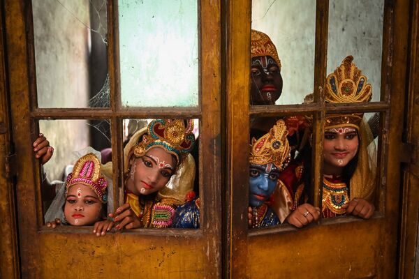 インド・コルカタで行われたヒンドゥー教のクリシュナ神の生誕を祝う祭り「ジャンマシュタミ」で、パフォーマンスの待機をするアーティストら - Sputnik 日本