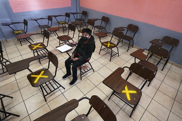 メキシコ・メキシコシティの学校で、対面形式の授業中に一人だけ出席した生徒 - Sputnik 日本