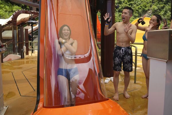 香港のテーマパーク「オーシャンパーク」に新しくオープンしたウォータースライダーを滑る女性 - Sputnik 日本