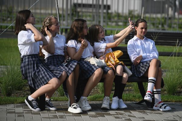 ロシア・ソチで、「知識の日」を祝うイベント前に写真を撮る女子生徒ら - Sputnik 日本