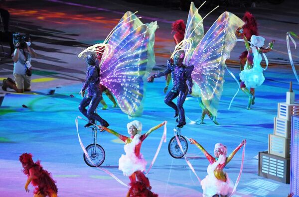 東京パラリンピック閉会式で、一輪車に乗って様々な生命を表現するパフォーマー - Sputnik 日本