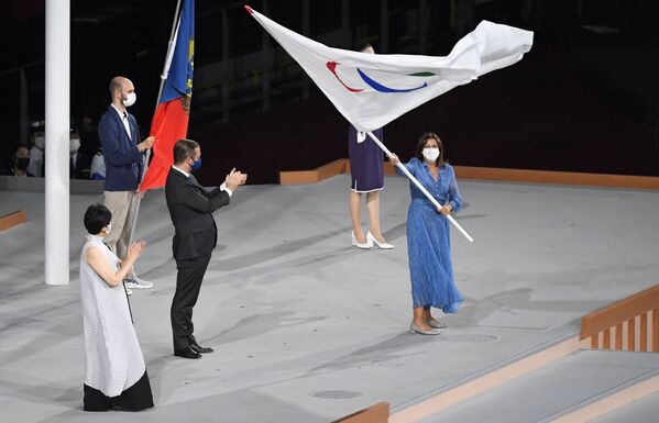 東京パラリンピック閉会式で、東京都の小池百合子知事からパラリンピック旗を引き継いだフランス・パリ市のアンヌ・イダルゴ市長 - Sputnik 日本