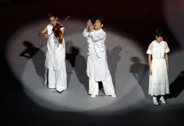 東京パラリンピック閉会式でバイオリンを演奏する式町水晶（みずき）さん（左）、手話をする手話パフォーマーのRIMIさん（中央）、「この素晴らしき世界」を歌う小汐唯菜さん（右） - Sputnik 日本