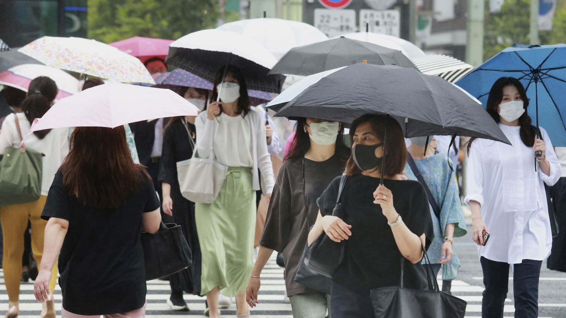 コロナ感染拡大を防ぐためにマスクを着用する人々、日本・東京 - Sputnik 日本, 1920, 11.05.2022