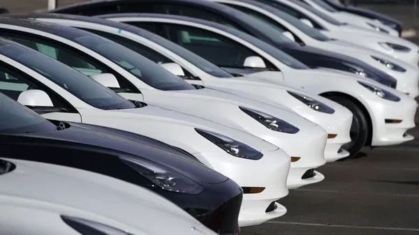 Непроданные автомобили Tesla Model 3 у дилерского центра Tesla в Литлтоне, штат Колорадо - Sputnik 日本