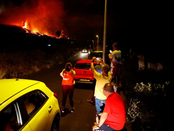カナリア諸島、ラパルマ島の火山噴火による溶岩を眺める住民たち - Sputnik 日本