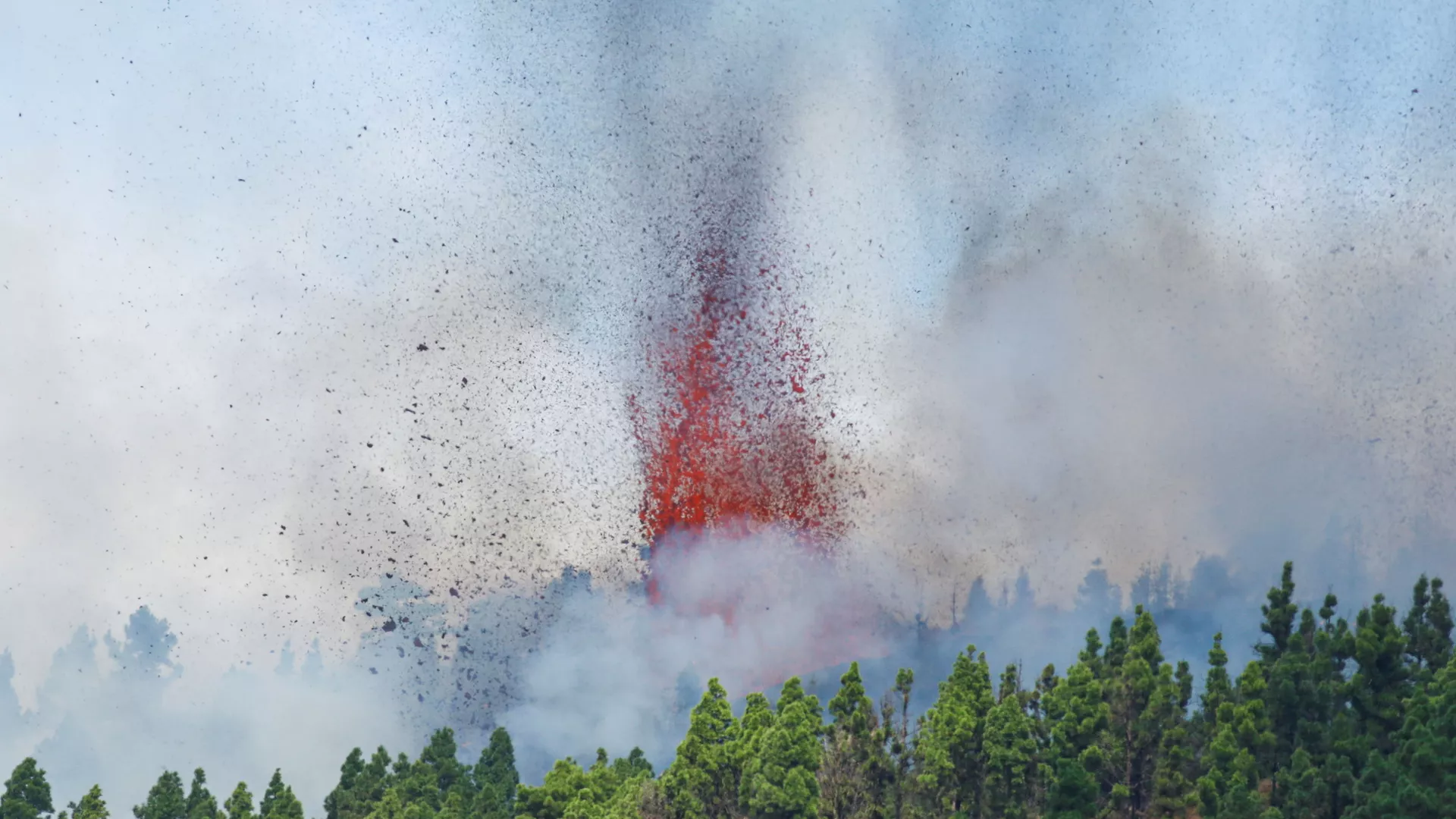 スペイン領ラ・パルマ島のクンブレビエハ火山