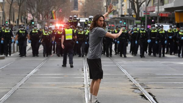 オーストラリア・メルボルンで行われたロックダウン反対デモで、警察と対峙するデモ参加者 - Sputnik 日本
