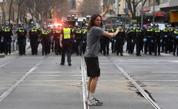 オーストラリア・メルボルンで行われたロックダウン反対デモで、警察と対峙するデモ参加者 - Sputnik 日本