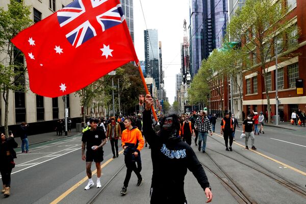 オーストラリア・メルボルンで行われたロックダウン反対デモで、通りを行進するデモ参加者 - Sputnik 日本