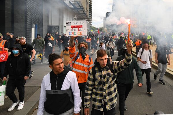 オーストラリア・メルボルンで行われたロックダウン反対デモで、通りを行進するデモ参加者 - Sputnik 日本