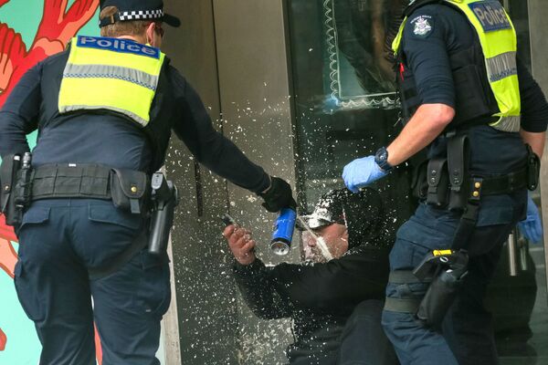 オーストラリア・メルボルンで行われたロックダウン反対デモで、デモ参加者に唐辛子スプレーをかける警察 - Sputnik 日本