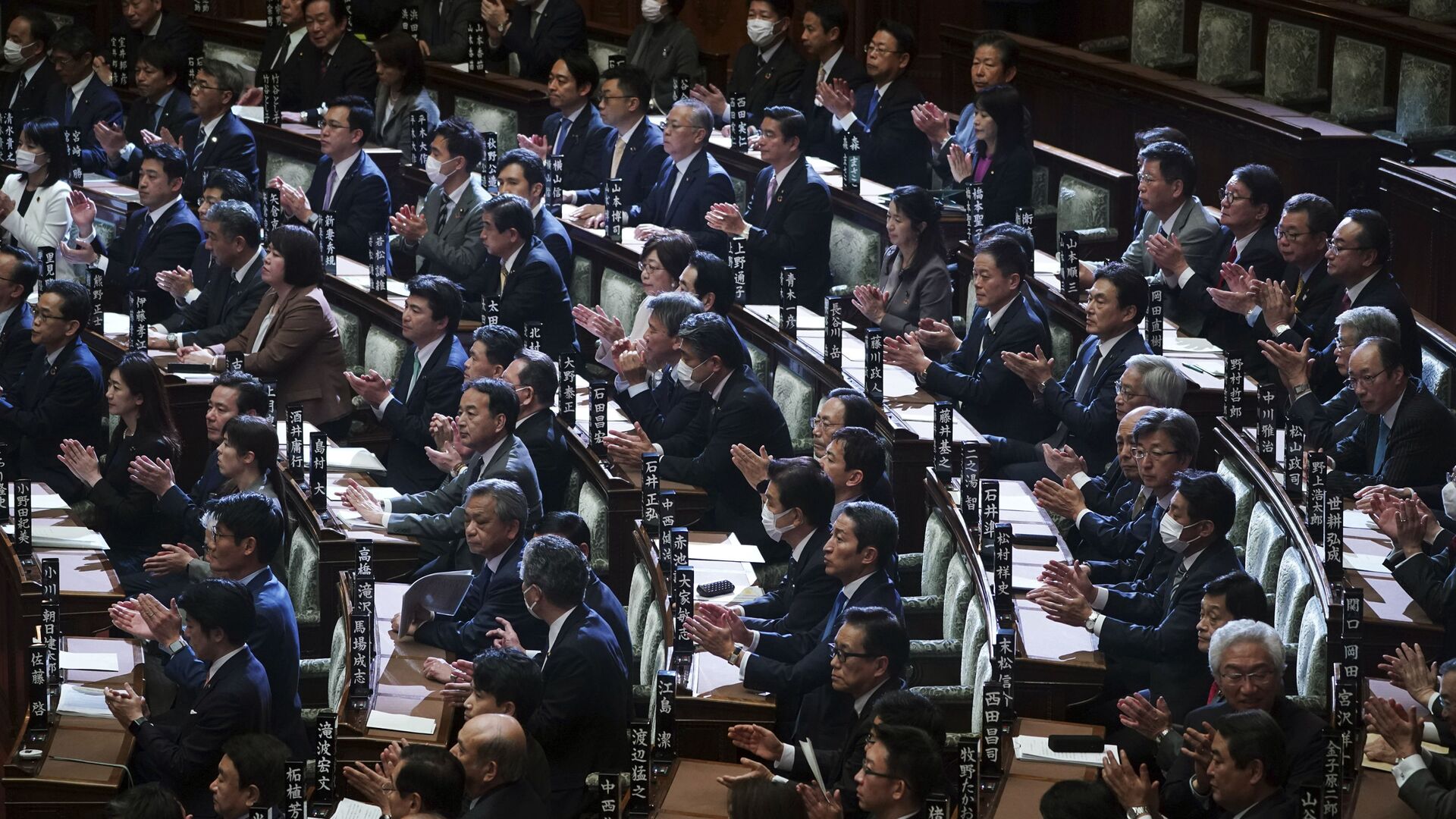 Законодатели аплодируют после голосования во время пленарного заседания в Верхней палате в Токио - Sputnik 日本, 1920, 09.01.2022