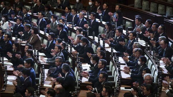 Законодатели аплодируют после голосования во время пленарного заседания в Верхней палате в Токио - Sputnik 日本