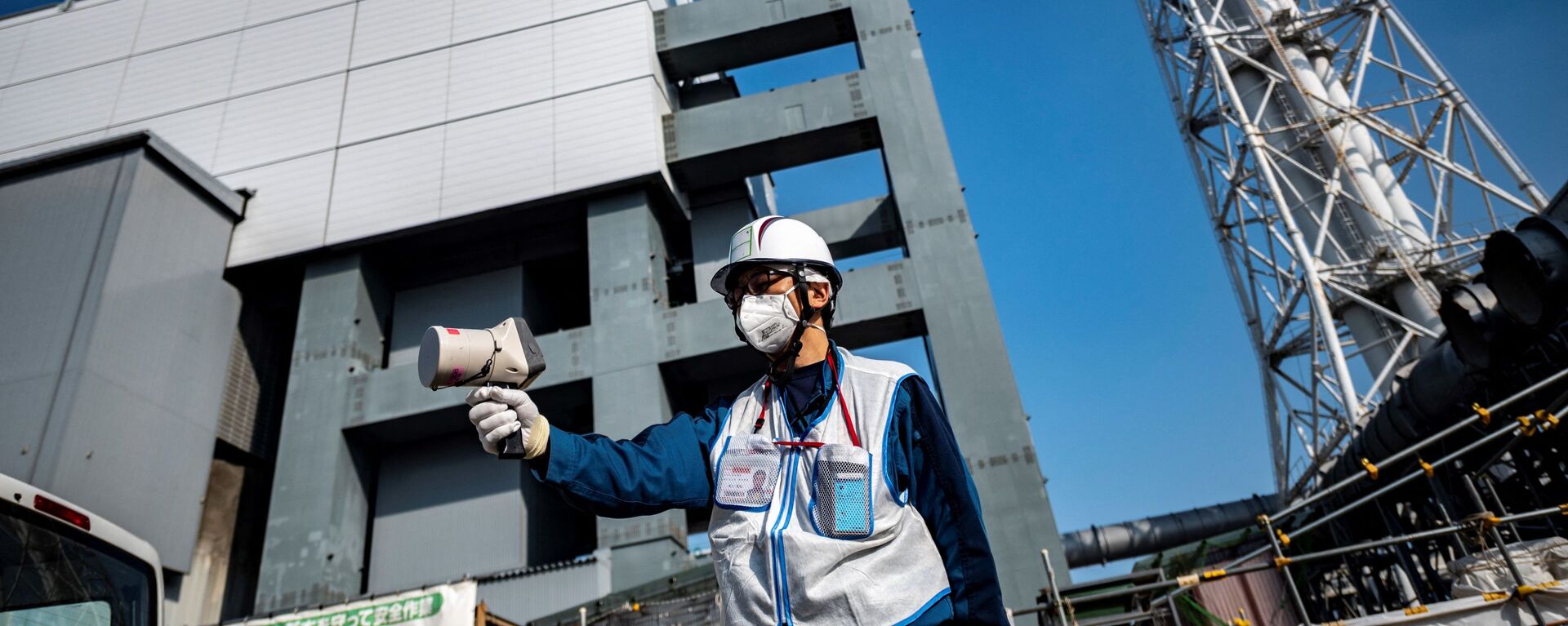 Специалист проверяет уровень радиации с помощью дозиметра рядом с зданием реактора на атомной электростанции Фукусима - Sputnik 日本, 1920, 22.11.2021