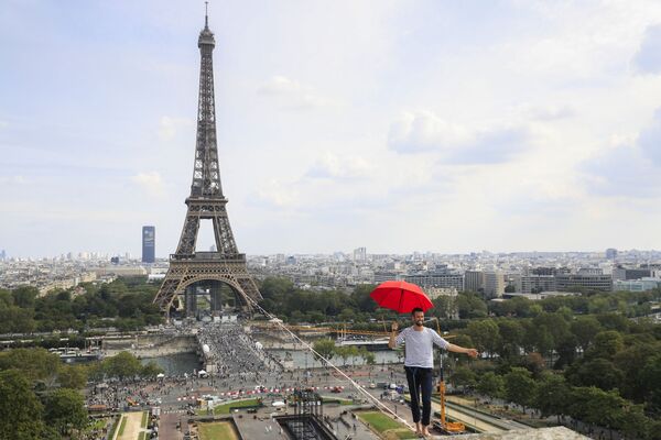 フランス・パリで開催された「第38回欧州文化遺産の日」で、エッフェル塔と国立シャイヨー劇場の間に張られたスラックラインを歩くナタン・ポランさん - Sputnik 日本