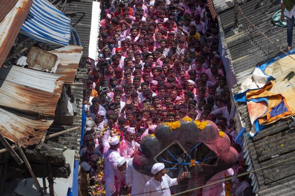 インド・ムンバイで、ヒンドゥー教の神ガネーシュの誕生を祝う「ガネーシュ祭」に参加する市民ら - Sputnik 日本