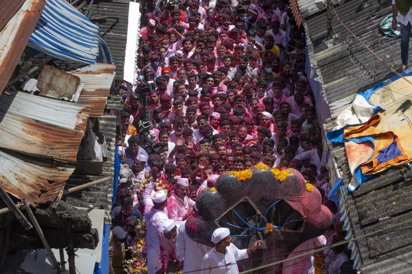 インド・ムンバイで、ヒンドゥー教の神ガネーシュの誕生を祝う「ガネーシュ祭」に参加する市民ら インド・ムンバイで、ヒンドゥー教の神ガネーシュの誕生を祝う「ガネーシュ祭」に参加する市民ら - Sputnik 日本