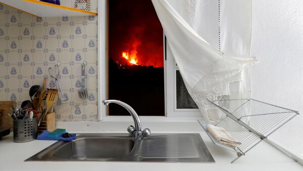 キッチンの窓から溶岩が見えるクンブレビエハ火山から流れ出す溶岩 - Sputnik 日本