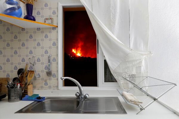 キッチンの窓から見える、クンブレビエハ火山から流れ出す溶岩 - Sputnik 日本