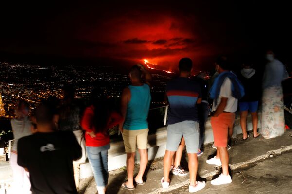 クンブレビエハ火山から流れ出る溶岩を眺める住民 - Sputnik 日本