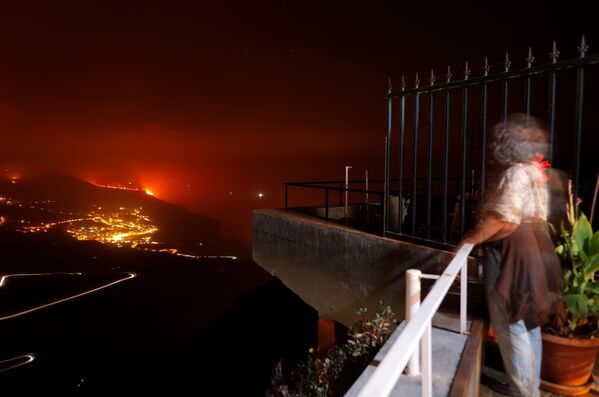 クンブレビエハ火山から溶岩が流れ出る様子を眺める住民 - Sputnik 日本