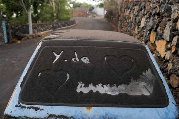 クンブレビエハ火山の噴火後、火山灰に覆われた自動車 - Sputnik 日本