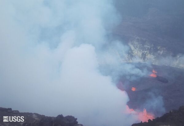 キラウエア火山のハレマウマウ火口から立ち上る煙 - Sputnik 日本