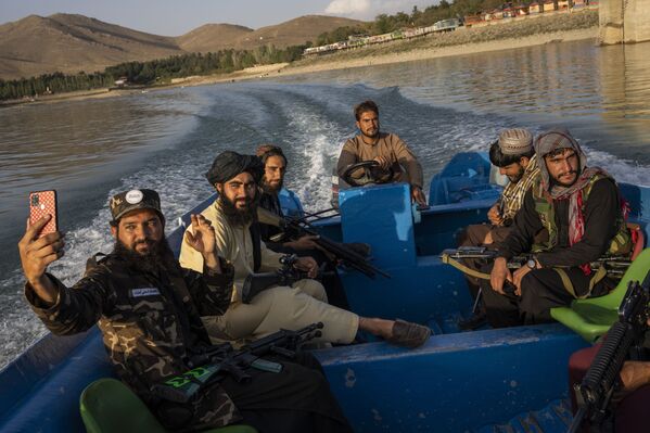 アフガニスタン・カブール近郊の湖でボートを楽しむタリバン（ロシアではテロ組織に認定、活動禁止）戦闘員 - Sputnik 日本
