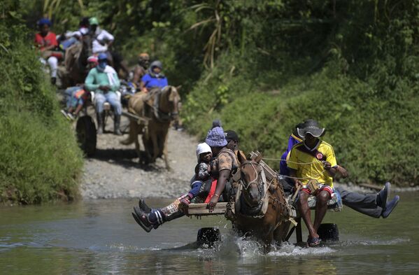 コロンビア・アカンディで川を馬に乗って渡るハイチの移民 - Sputnik 日本